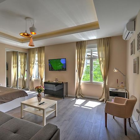 H&M Lux Appartment Downtown New Белград Екстериор снимка